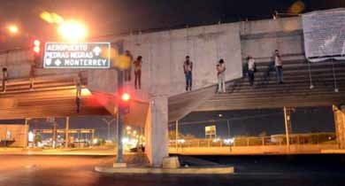 Nueve cadáveres colgados de un puente en México