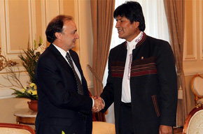 El presidente de Bolivia, Evo Morales (D), y el secretario de Estado para Iberoamérica, Jesús Gracia
