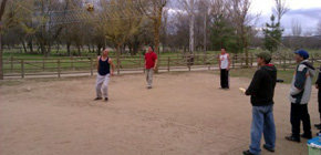 Partido de vóley playero en el parque del Soto.

