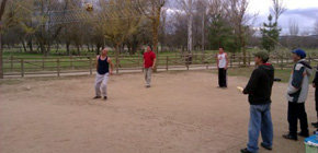 Partido de vóley playero en el parque del Soto.