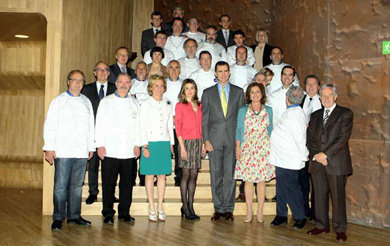 Los Príncipes de Asturias posaron con Esperanza Aguirre, Ana Botella y los cocineros de Euro-Toques.