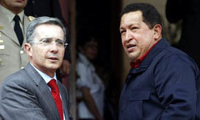 Álvaro Uribe (i) ex presidente de Colombia y Hugo Chávez, en una imagen de archivo