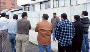 En las afueras de las ex oficinas de Ícaro. Los ex trabajadores de la firma cuentan sus historias después de seis meses de estar sin trabajo.