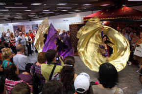 Exhibición de baile en el stand de Marruecos