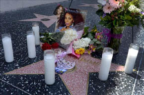 Velas y flores que fueron puestas sobre su estrella, en el Paseo de la Fama en Hollywood, California