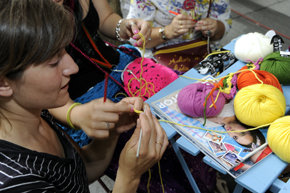 “La campaña por la lana” ha reunido en Madrid a más de 100 personas en una tricotada callejera