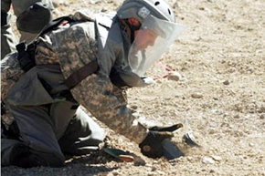 Un especialista militar en la zona minada, en el Complejo fronterizo de Chacalluta.