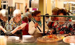 Un grupo de jubilados en el buffet de un hotel 

