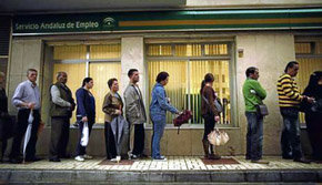 El drama del desempleo en Europa. Gente espera en la cola para ingresar a una Oficina del Desempleo en Málaga