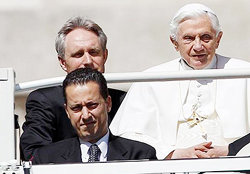 Paolo Gabriele (c), podría ser  sólo un chivo expiatorio 