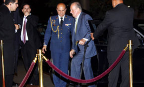 El rey de España, don Juan Carlos I a su llegada a Santiago de Chile, ayer lunes por la noche