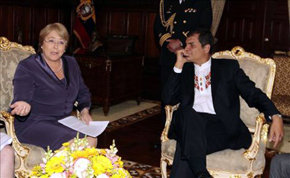 Michelle Bachelet junto al presidente de Ecuador, Rafael Correa