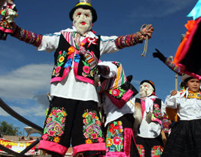 El baile grupal la Tunantada bajo el cielo de Madrid