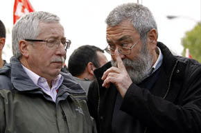 Ignacio Fernández Toxo, de CC.OO (i) y de UGT, Cándido Méndez, encabezarán la manifestación de Madrid