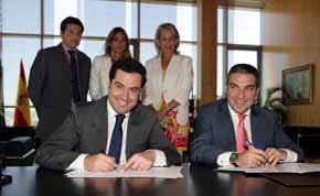 Bendodo y el secretario de Estado de Servicios Sociales e Igualdad, Juan Manuel Moreno Bonilla, firman un acuerdo para poner en marcha la iniciativa 

