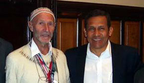 Miguel Piovesan(i), que apoya la carretera, con el presidente de Perú, Ollanta Humala  (Foto: Survival International)