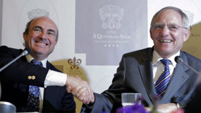 Luis de Guindos (izq), y Wolfgang Schäuble