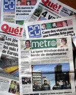 En la imagen de archivo, portadas de  periódicos gratuitos en el año 2008