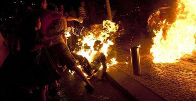 En la imagen, manifestantes intentan apagar las llamas del hombre durante una protesta para reclamar justicia social en Tel Aviv, el 14 de julio de 2012.