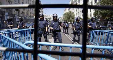 Agentes de la Policía tras el cordón de seguridad en las inmediaciones del Congreso