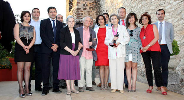 Los galardonados Antonio López y Manolita Espinoza  junto a parte de los asistentes al acto, en el castillo de Berenguela..