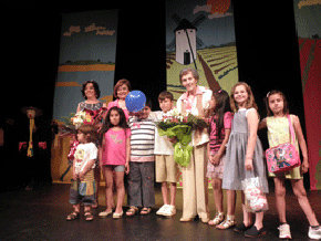 Manolita rodeada de niños en el homenaje en el Teatro Municipal de Almagro
