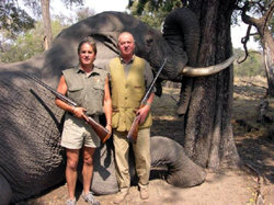 El Rey posa junto a un elefante abatido, en una imagen de 2006