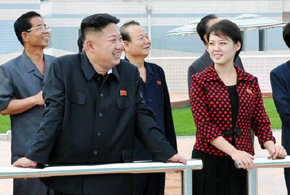 Kim Jong Ul junto a su esposa en un acto público
