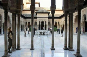 La Alhambra reabre al público la imagen histórica del Patio de los Leones