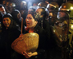 Diez mapuches detenidos y un herido grave tras la toma de una ruta en Chile