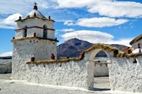 Iglesia de Parinacota, al interior de Arica, extremo norte de Chile 