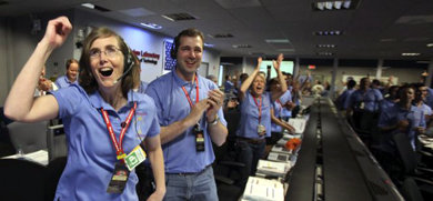 Personal del Laboratorio de Ciencias Marcianas celebran el amartizaje  del vehículo explorador Curiosity 