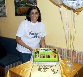Elizabeth Delgado, con la Tarta del 15º Aniversario de “patacón Pisao”  (Foto: Nilton López - Ocio Latino))