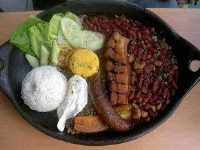 “La Bandeja Paisa” uno de los platos mas conocidos de la gastronomía colombiana