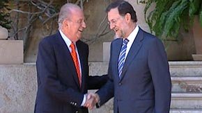 El Rey Juan Carlos saluda al presidente del Gobierno, Mariano Rajoy