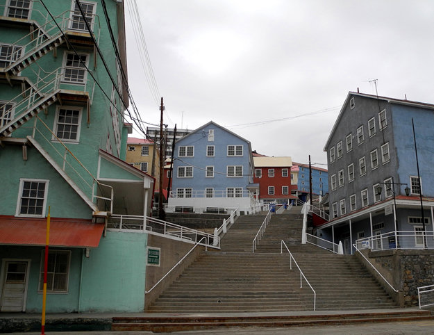 La escalera central, cuya forma de “espina de pescado” distribuye los edificios que hoy quedan en pie.