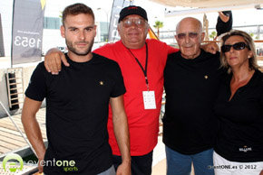 Nuestro colaborador 	Quino Moreno (de rojo), fotografiado en las paginas de “EventOneTv”, momentos antes de cubrir la regata con la familia Belluire