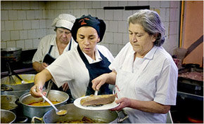 Doña Tina supervisa personalmente todo el quehacer el la cocina