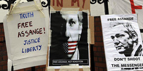 Pancartas de apoyo a Assange en la embajada ecuatoriana de Londres 