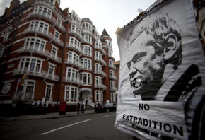 Póster del fundador de WikiLeaks a la entrada de la embajada de Ecuador en Londres.