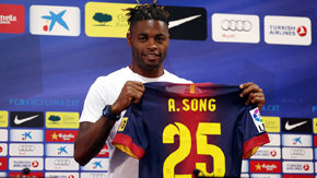 BARCELONA: Alex Song fue presentado en el equipo de sus sueños