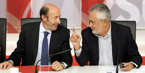 Rubalcaba (i) conversa con el presidente de la Junta de Andalucía, José Antonio Griñán