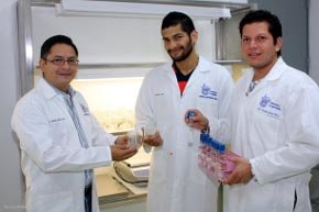 Fernando Castro Álvarez y Enrique García Pérez, alumnos de la Maestría en Ciencias con Especialidad en Biotecnología (MBI) del Campus Monterrey

