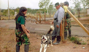 Sandra y ‘Marulanda’ durante los diálogos del Caguán, con su mascota, un lobo siberiano llamado ‘Bonie’. / Gloria Castrillón 

