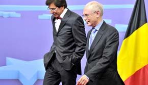 El presidente de turno del Consejo Europeo, Herman van Rompuy (dcha.) junto al primer ministro belha, Elio Di Rupo, en Bruselas 