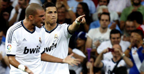 Cristiano señala al banquillo durante la Supercopa de España 