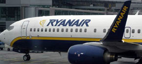 Un avión de Ryanair que iba a Tenerife aterriza en Barajas por problemas técnicos