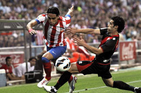 El Atleti golea y después sufre en el derbi madrileño