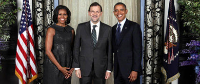 El presidente del Gobierno, Mariano Rajoy, junto al matrimonio Obama.