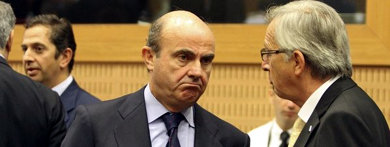 El ministro de Economía, Luis de Guindos, con el presidente del Eurogrupo, Jean-Claude Juncker, hace diez días en Chipre Katia Christodoulou